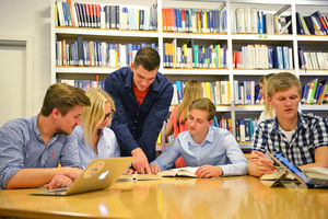 Gemeinsam lernen in der Bibliothek Gemeinsam lernen in der Bibliothek