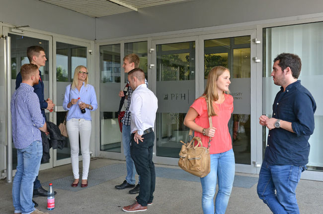 Studierende während einer Vorlesungspause Studierende während einer Vorlesungspause