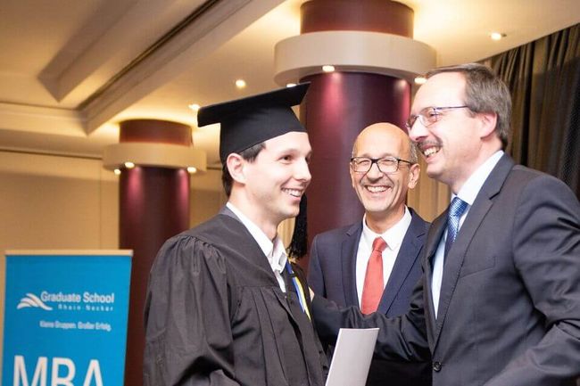 Das Verhältnis der Lehrenden und der Studierenden ist sehr persönlich und ermöglicht Weiterbildung auf Augenhöhe. Das Verhältnis der Lehrenden und der Studierenden ist sehr persönlich und ermöglicht Weiterbildung auf Augenhöhe.