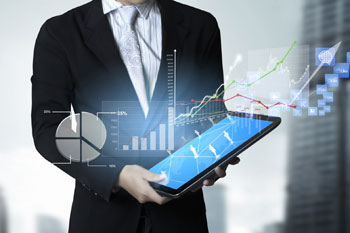 Wirtschaftsinformatik Info Wirtschaftsinformatiker schaut sich verschiedene Infografiken auf einem Tablet an