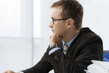 IT Consultant IT-Consultant schaut nachdenklich aus dem Fenster