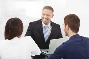 IT Projektleiter Berater IT-Projektleiter berät zwei Kunden zu einem neuen Projekt