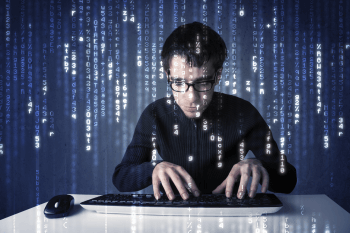 Programmierer Mann tippt vor einer Matrix