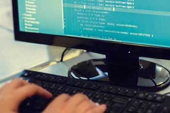 Softwareentwickler Softwareentwickler programmiert etwas an einem Computer