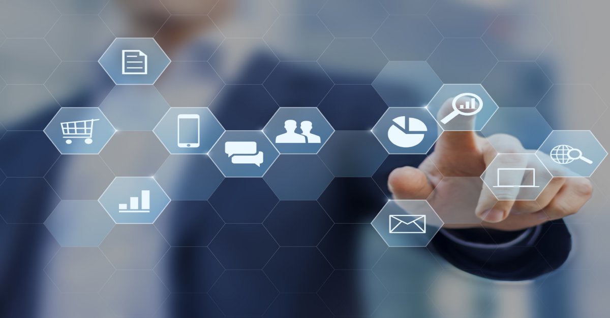 Virtuelle Grafik mit verschiedenen Icons im Bereich Informatik