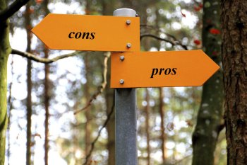 Schild im Wald mit zwei Wegweisern auf denen jeweils 