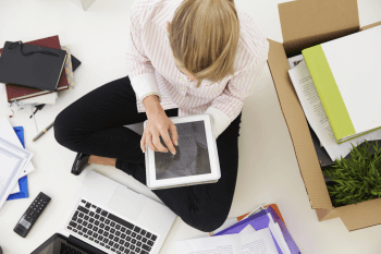 Frau lernt mit einem Tablet.