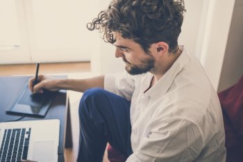 Student sitzt an Laptop